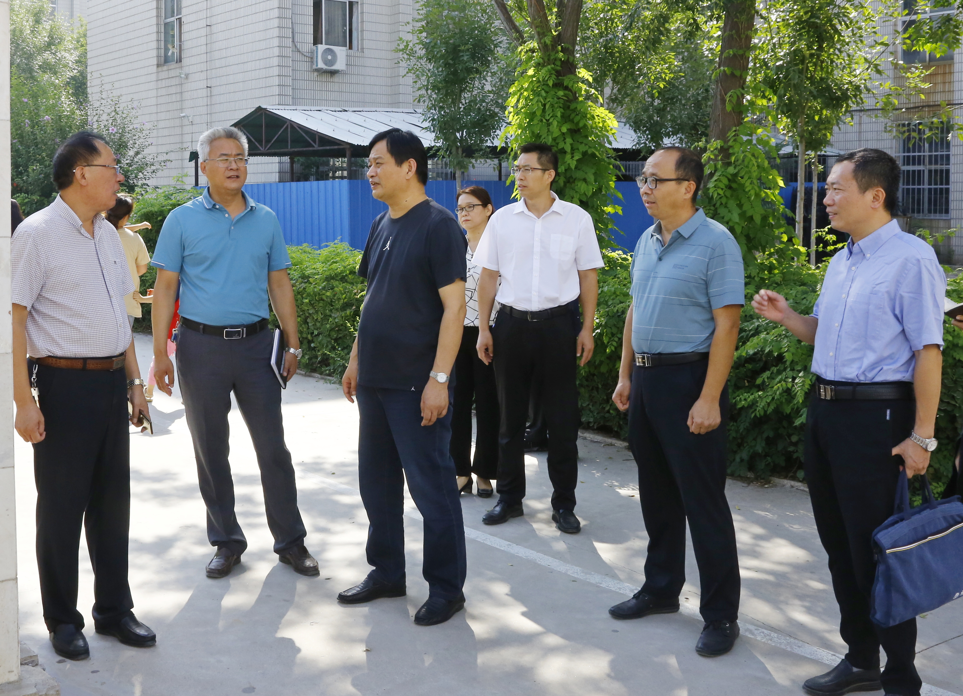 9月6日上午,校长赵胜村,副校长张存峰到职业教育学院检查新学期开学