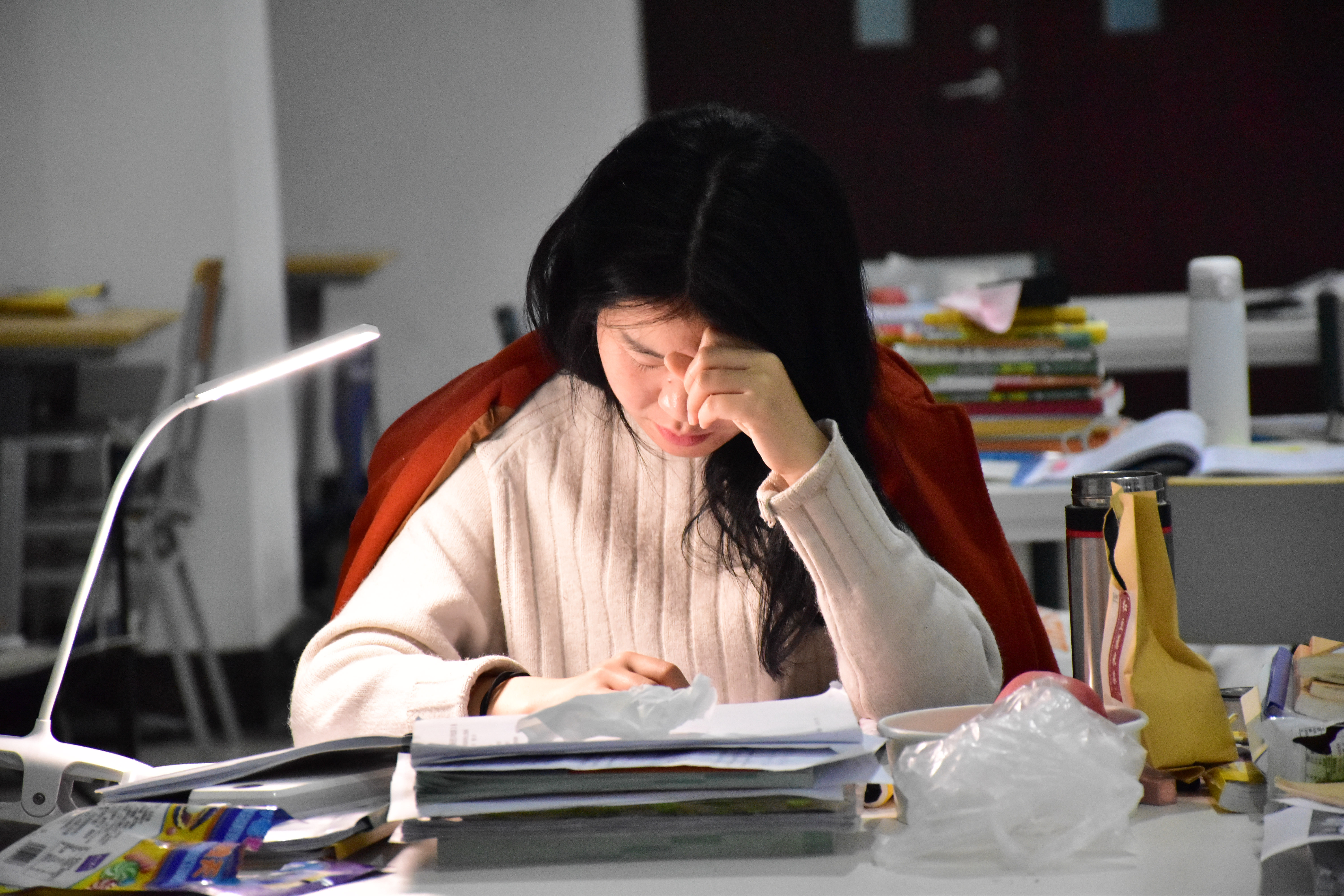 德院学子挑灯夜读,为梦想而战