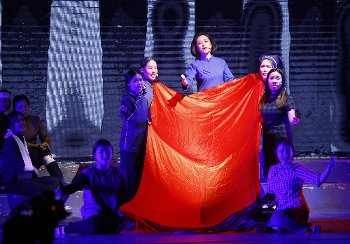 学校组织党员干部集中观看不忘初心牢记使命主题教育红色歌剧江姐